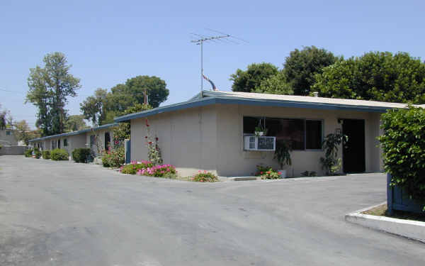 827-837 W Romneya Dr in Anaheim, CA - Foto de edificio - Building Photo