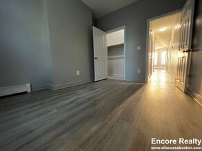 130 Warren St, Unit 1 in Boston, MA - Foto de edificio - Building Photo