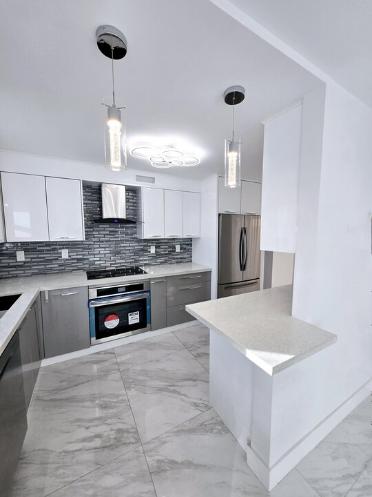 137 Golden Isles Dr in Hallandale Beach, FL - Building Photo