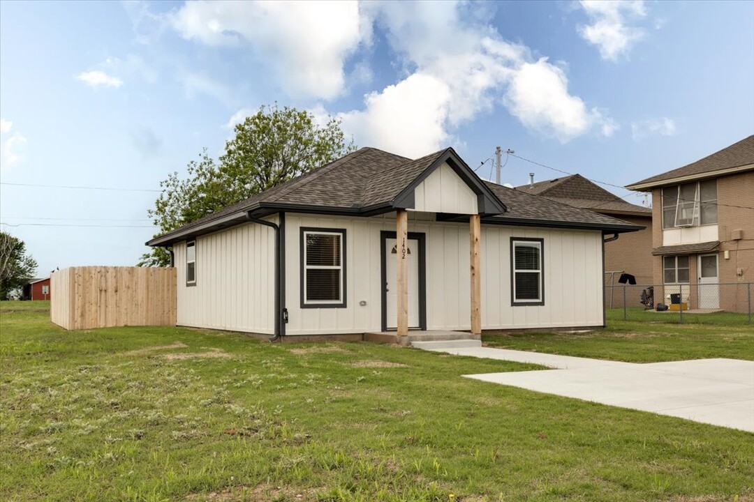 1402 SW Wisconsin Ave in Lawton, OK - Building Photo