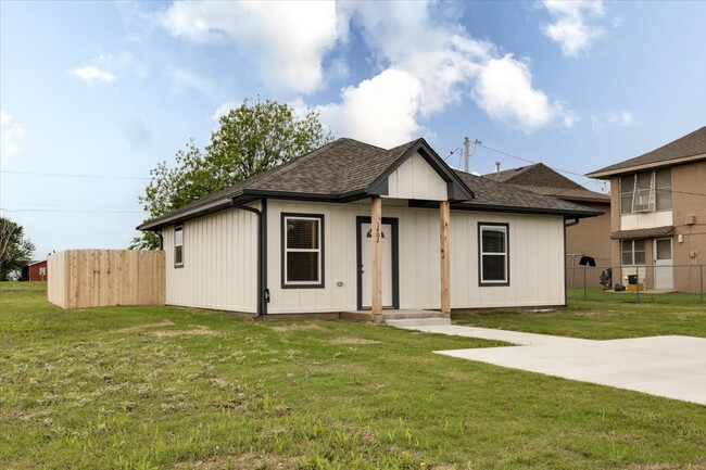 property at 1402 SW Wisconsin Ave