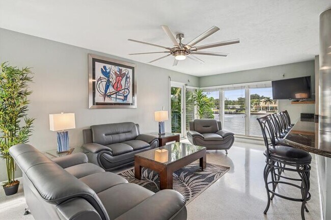 561 Bayshore Dr in Fort Lauderdale, FL - Building Photo - Building Photo