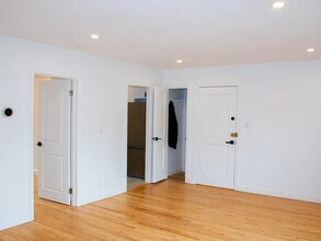 33 Hammond Pond Pky, Unit #2 in Chestnut Hill, MA - Building Photo - Building Photo