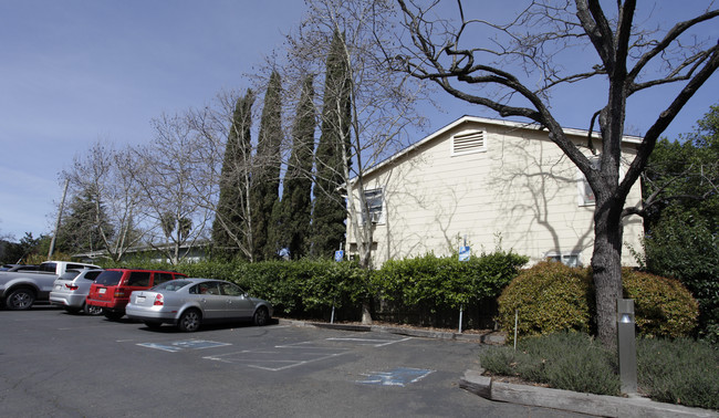 6548 Washington St in Yountville, CA - Foto de edificio - Building Photo