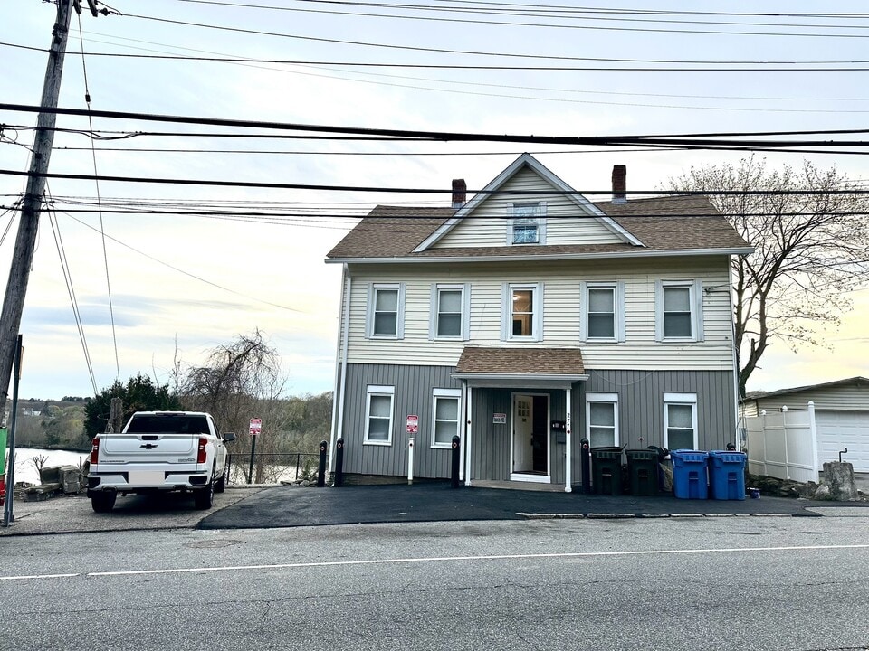 277 Laurel Hill Ave, Unit Floor 2 in Norwich, CT - Building Photo