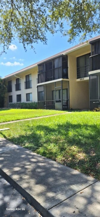 5835 Washington St in Hollywood, FL - Building Photo