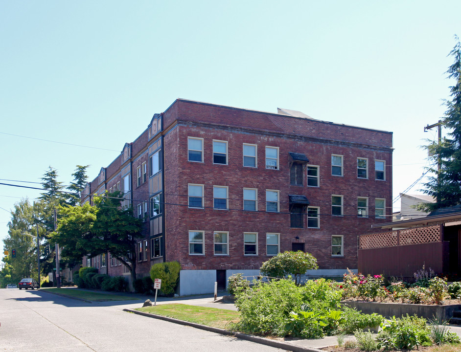 Admiral Apartments in Seattle, WA - Building Photo