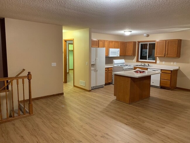 6390 Wildwood Way in Monticello, MN - Building Photo - Building Photo