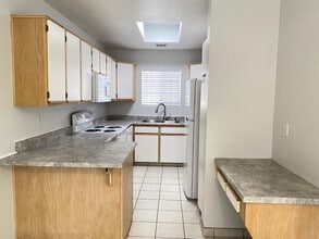 855 Warren Rd in Bullhead City, AZ - Foto de edificio - Building Photo