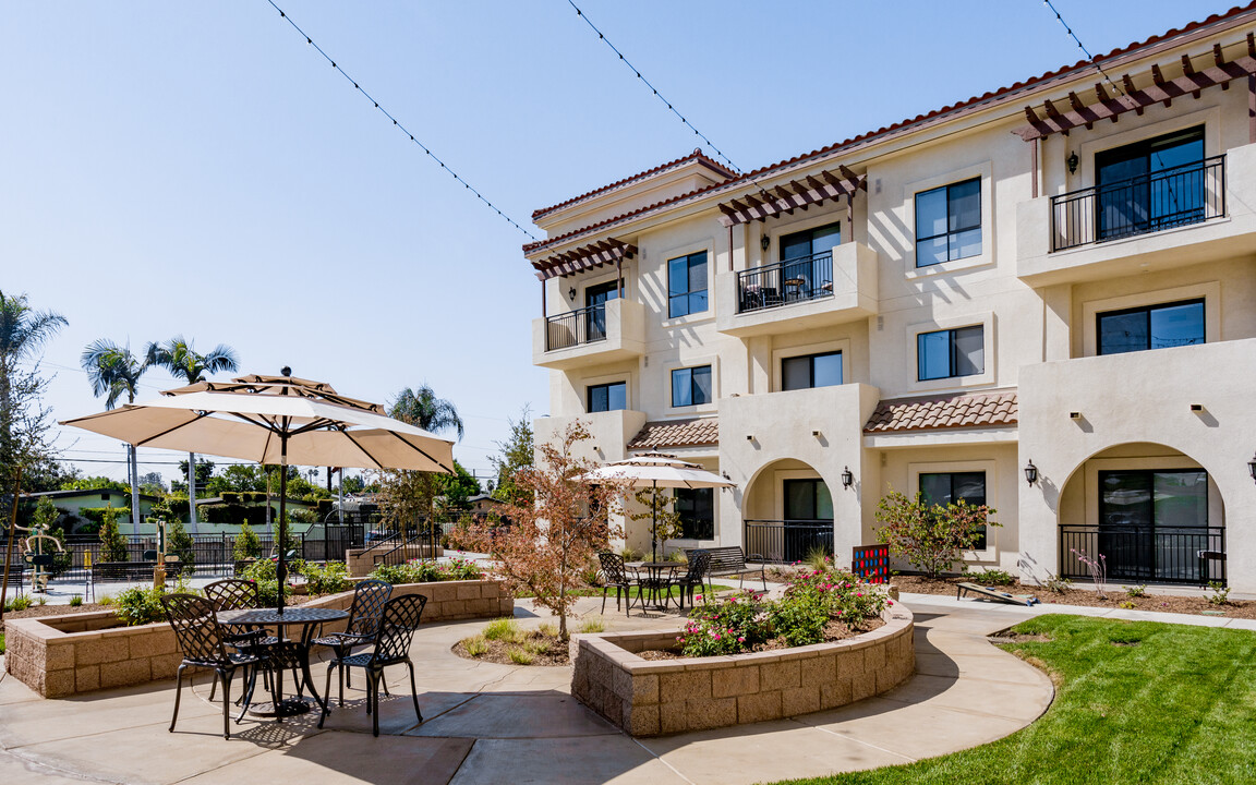 Gladstone Senior Villas in Azusa, CA - Foto de edificio