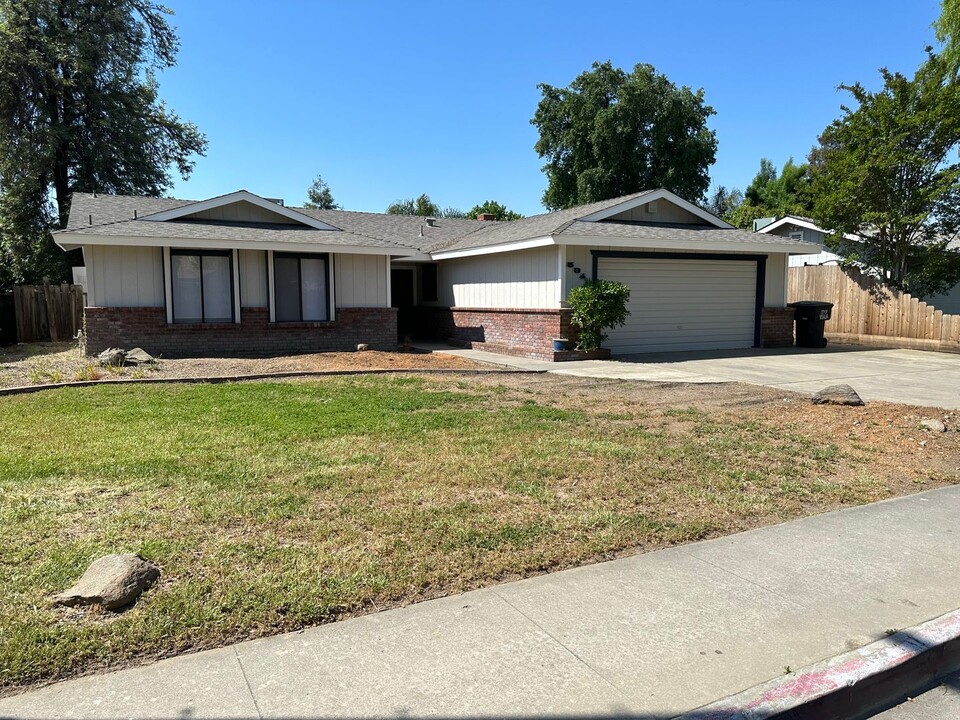 5343 W Walnut Ave in Visalia, CA - Building Photo