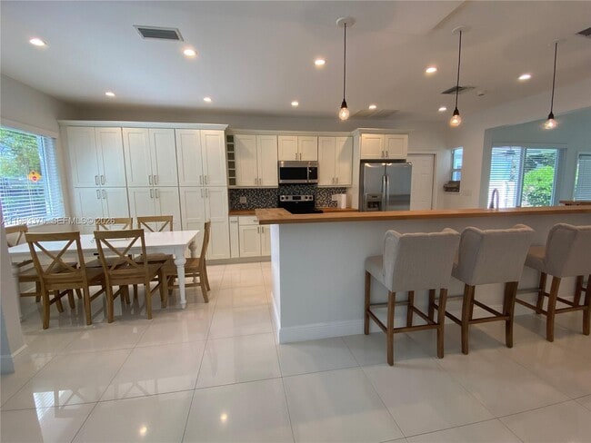 5767 SW 35th St in Miami, FL - Building Photo - Building Photo