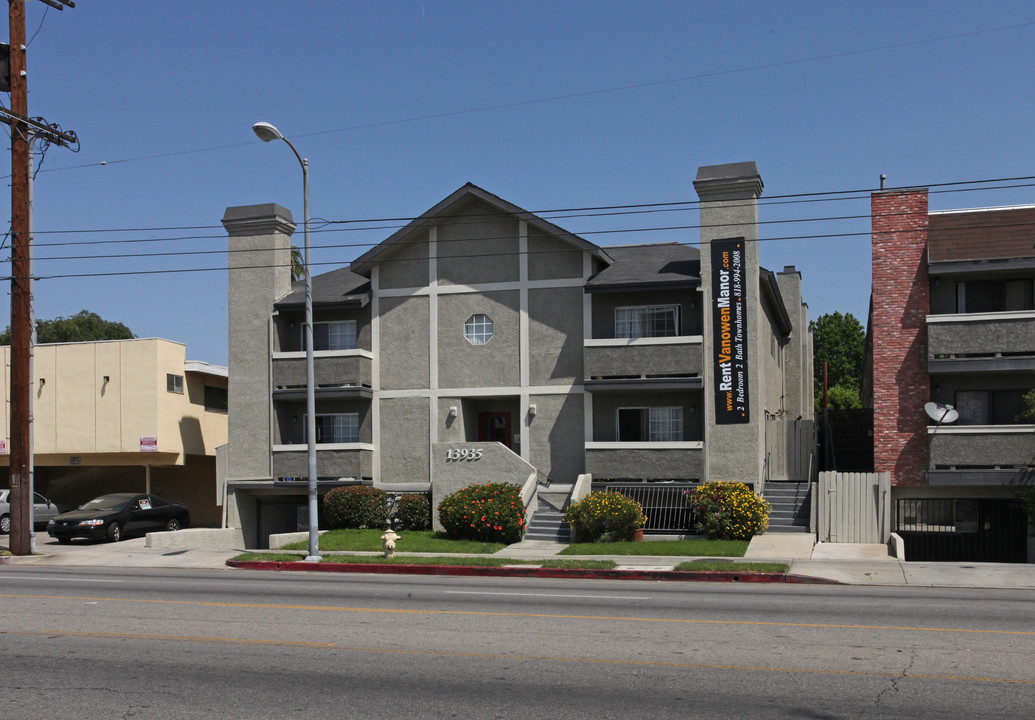 13935 Vanowen St in Van Nuys, CA - Building Photo