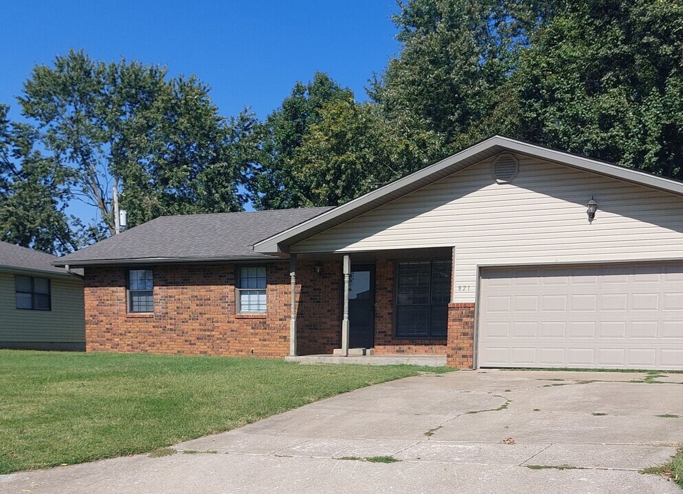 821 E Redwood St in Springfield, MO - Building Photo