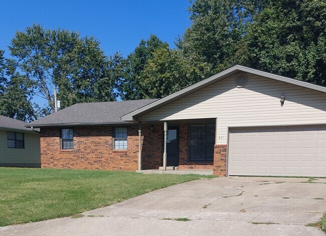 property at 821 E Redwood St