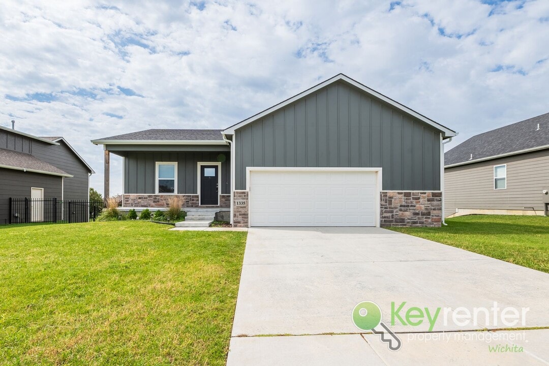 1335 S Rocky Creek Rd in Wichita, KS - Building Photo