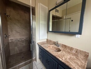 16416 Rayen St in North Hills, CA - Foto de edificio - Building Photo