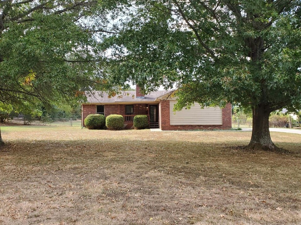 108 Oldwood Rd in Huntsville, AL - Building Photo