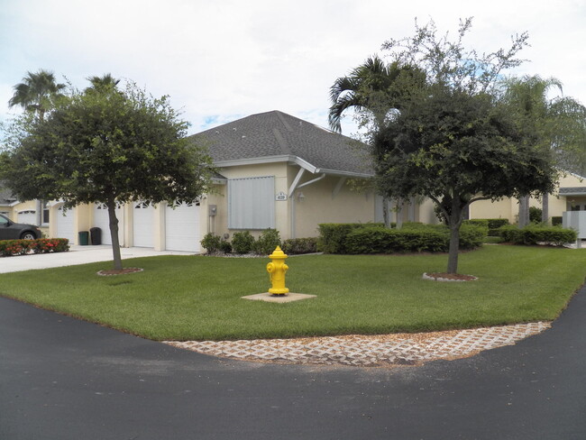 4139 NE Moon River Cir in Jensen Beach, FL - Foto de edificio - Building Photo