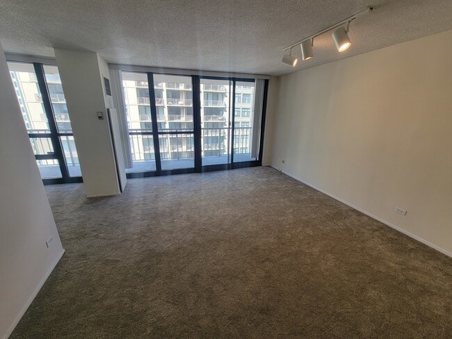 10 E Ontario St in Chicago, IL - Building Photo - Building Photo