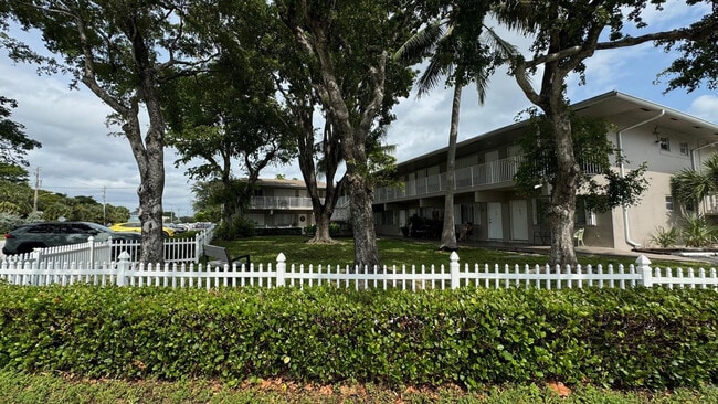 344 SE 11th Ave in Pompano Beach, FL - Foto de edificio - Building Photo