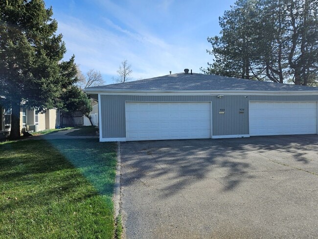 property at 922 E Hillview Dr