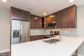 2103 Christian St in Philadelphia, PA - Building Photo - Building Photo