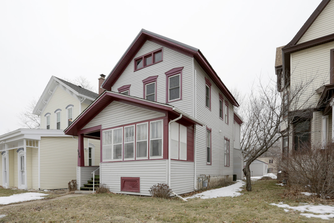 830 N Main St in Rockford, IL - Foto de edificio