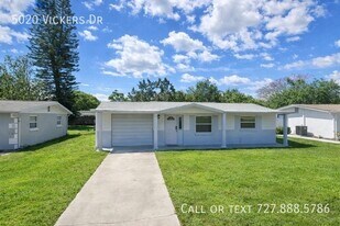 5020 Vickers Dr in New Port Richey, FL - Building Photo