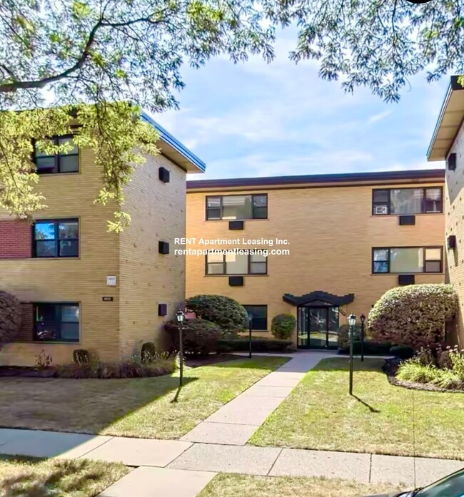 9016 Lamon Ave, Unit 2N in Skokie, IL - Foto de edificio - Building Photo