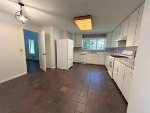 6480 Burdett Dr NW in Atlanta, GA - Building Photo - Building Photo