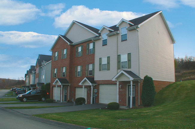 Edgewood Manor in Hunker, PA - Foto de edificio - Building Photo