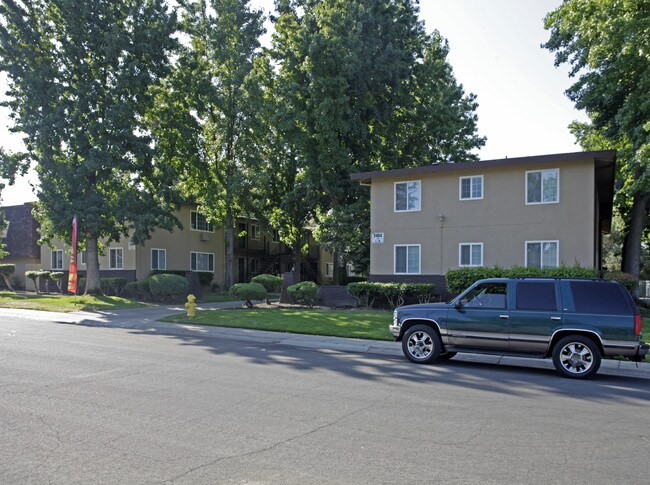 Moraine Garden Apartments 3 in Rancho Cordova, CA - Building Photo - Building Photo