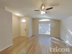 327 Moss Hill Dr in Arlington, TX - Foto de edificio - Building Photo