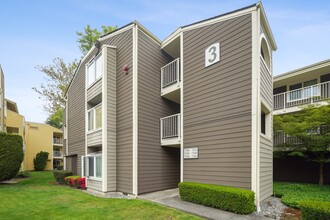 7338 W Lake Sammamish Pky NE in Redmond, WA - Building Photo - Building Photo