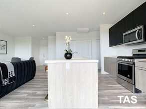 2533 W Fullerton Ave in Chicago, IL - Foto de edificio - Building Photo