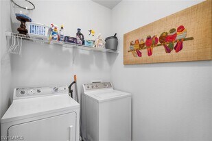 8088 Piedmont Dr in Naples, FL - Building Photo