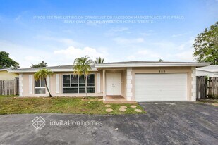 8119 NW 72nd Ave in Tamarac, FL - Building Photo