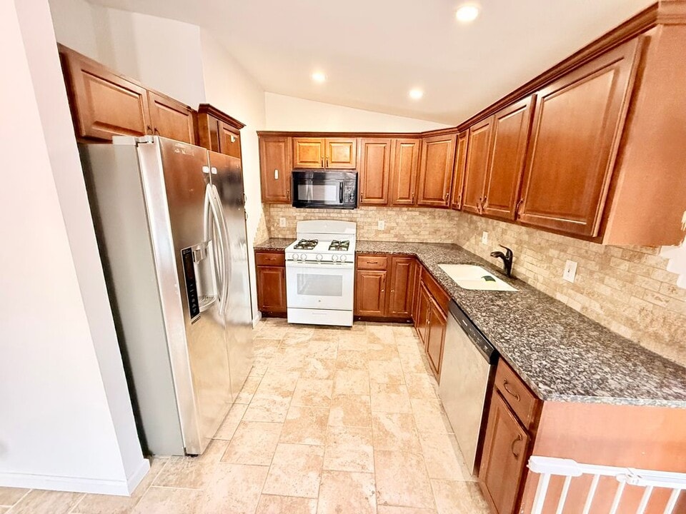 30 Kayron Dr in Lake Ronkonkoma, NY - Building Photo