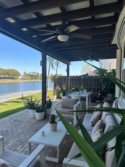 10923 NW 70th St in Doral, FL - Foto de edificio - Building Photo