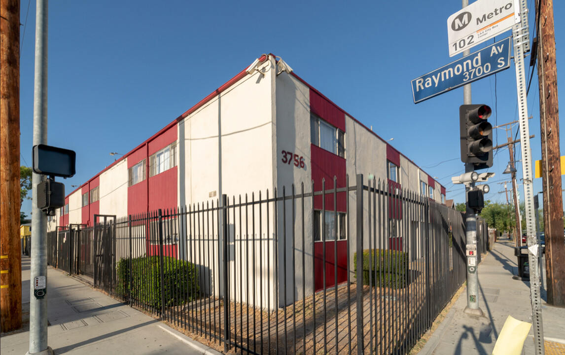 3756 Raymond Ave in Los Angeles, CA - Building Photo