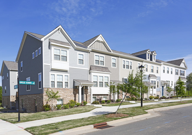 Hadley Park at Arrowood Station in Charlotte, NC - Building Photo - Building Photo