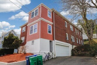 61 Algonquin Rd, Unit 2 in Chestnut Hill, MA - Foto de edificio - Building Photo