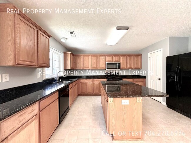 10834 Glenluce Ave in Charlotte, NC - Foto de edificio - Building Photo