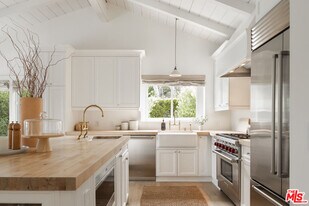 6456 Sycamore Meadows Dr in Malibu, CA - Building Photo