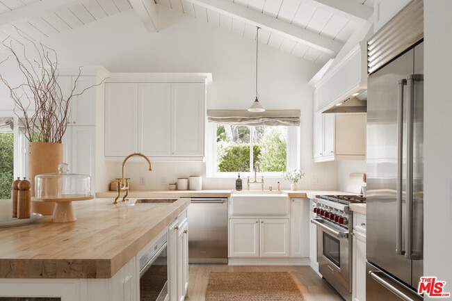 6456 Sycamore Meadows Dr in Malibu, CA - Building Photo - Building Photo