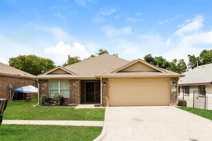 1037 E Powell Ave in Fort Worth, TX - Building Photo