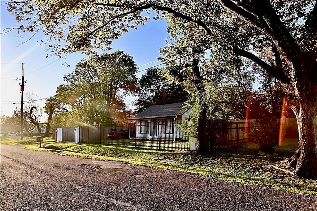 610 Kerr St in Dayton, TX - Building Photo