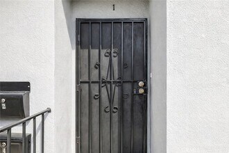 151 E 95th St, Unit 1 in Los Angeles, CA - Foto de edificio - Building Photo