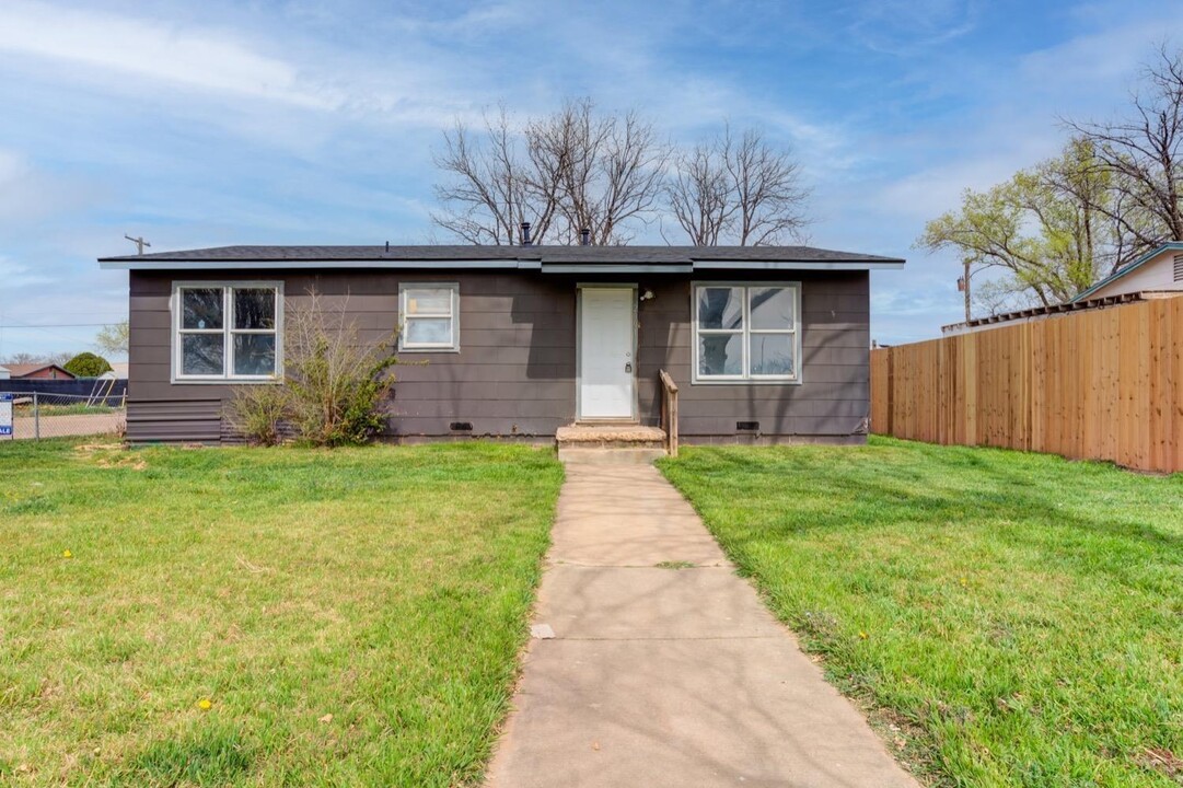 2001 E 15th St in Lubbock, TX - Foto de edificio